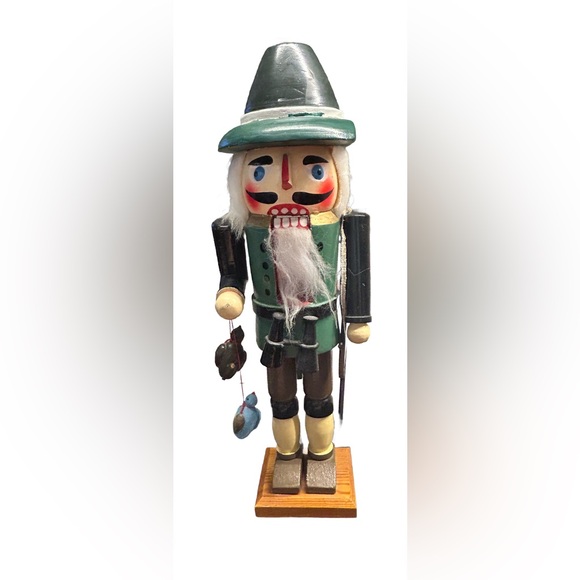 Hunting Nutcracker - Picture 1 of 9
